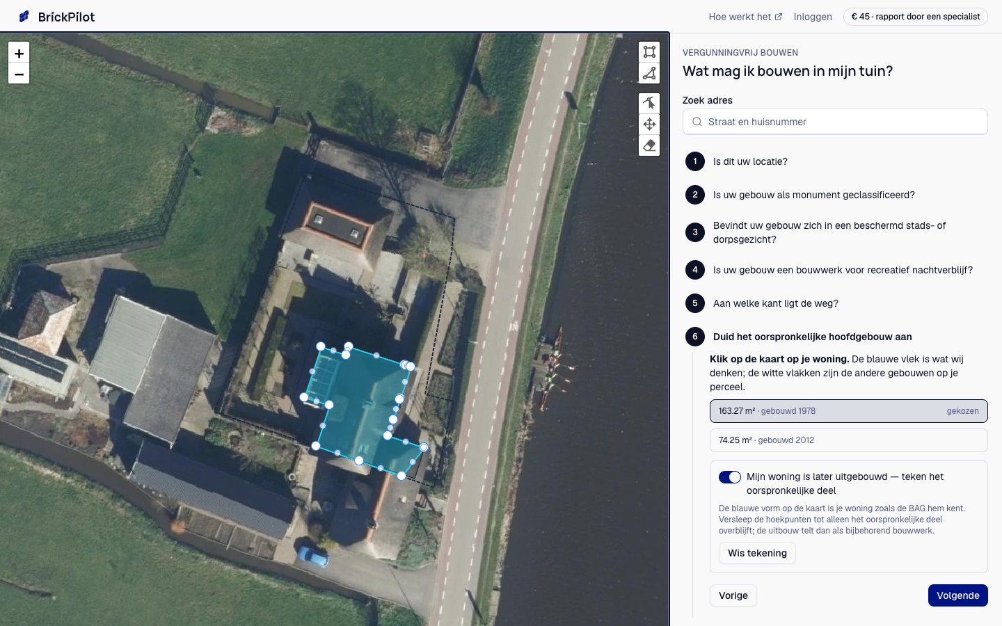 Het oorspronkelijke hoofdgebouw aanwijzen op de luchtfoto, met een blauwe contour om de woning.